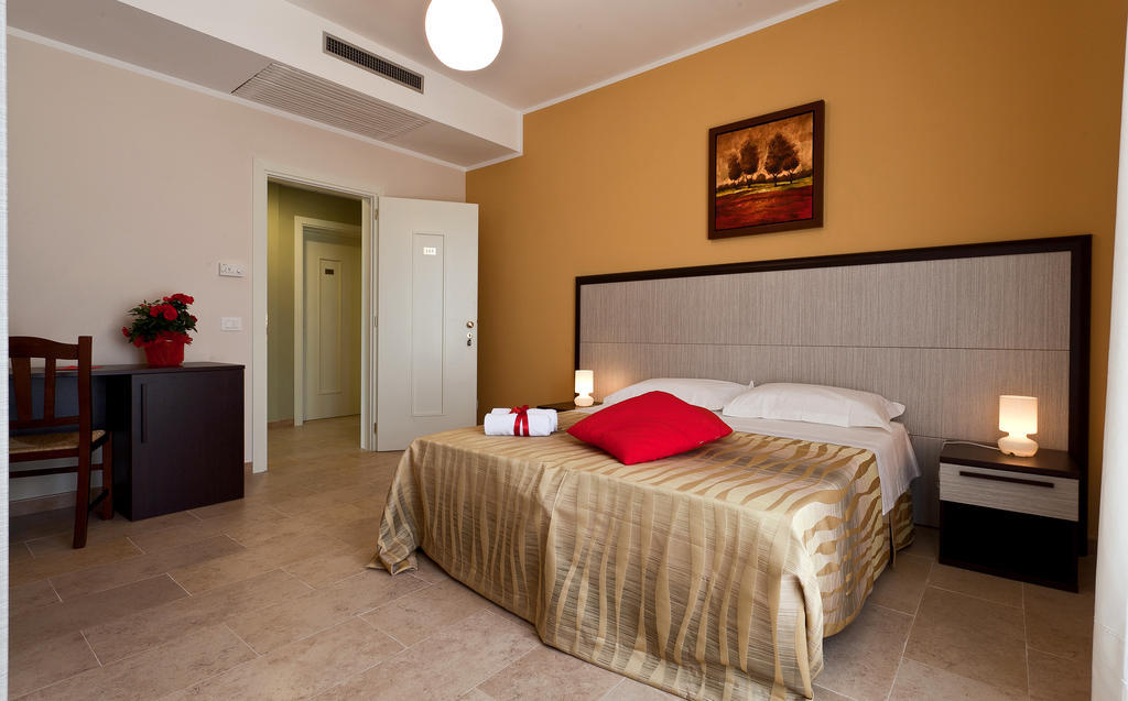 Hotel La Campana Казарано Стая снимка